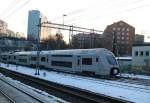 X40 der SJ hat am 14.01.2006 den Bahnhof Stockholm Central verlassen und fhrt an der Pendeltag-Station Karlberg vorbei.