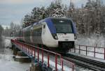 Regionalzug nach Sundsvall mit Veolia X52 9034 am 30.12.2008 auf der Brcke ber den Gimn in Torpshammar. 