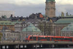 Ein Stadler MTR   Triebwagen befährt die Zentralbrücke in Stockholm.