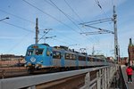 SL 3166, SL 3153, SL 3157 und SL 3163 am 29.05.2015 bei der Ausfahrt als Pendeltåg nach Västerhaninge aus Stockholm C auf dem südlichen Teil der Centralbron und fuhren gen Süden.