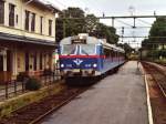 3218 mit Regionalzug 7146 Bors-Uddvalla auf Bahnhof Vnersborg am 13-7-2000.