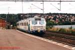 Ein X14 Elektrotriebwagen der Vttertg am 25.07.1999 in Jnkping.
Bo'Bo'+2'2',103t,1280kW, 160km/h
Asea 1994-1995. Insgesamt wurden 18 Stck gebaut.
Eigentmer: SJ, SSRT, Vttertg/Vsttrafik und stgtatrafiken.
Nhere Informationen kann man auch unter http://www.jarnvag.net/vagnguide
finden.(Die Seite ist auf schwedisch)