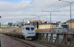 Ein SJ Snabbtåg hat gerade Stockholm C verlassen und ist nun auf der Norra Jarnvägsbron unterwegs.
