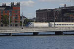 Ein X2 Hochgeschwindigkeitszug der SJ, welcher Stockholm von Malmö oder Göteborg erreicht hat, überquert die Norra Järnvägsbron auf den letzten Metern zum Hauptbahnhof von