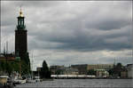 Dunkle Wolken über Stockholm -    Begegnung zweier X2000-Züge in Stockholm.