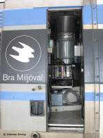 Blick durch die Tr fr den Triebfahrzeugfhrer in einen X 2000 .