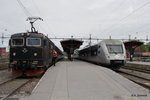 Ein Regionalzug mit der Rc6 1358 und ein Schnellzug nach Stockholm als X 3, aufgenommen am 29.05.2016 in Sundvall.