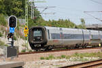 Zug von Malmö nach Kopenhagen über den Oeresund fährt in den Bahnhof Hyllie ein.