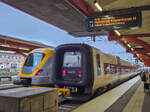 �resundstaag Zug 4406 nach Kopenhagen H steht neben V�sttaagen Zug X61 403 in G�teborg C, 02.10.2026.
