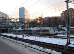 SJ X52 3279 dreiteilig hat am 14.01.2006 den Bahnhof Stockholm C verlassen und fhrt an der Pendeltag-Station Karlberg vorbei.