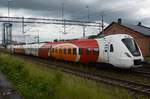 Ein Alstom Coradia Nordic X61 Triebzug der Östgötatrafiken fährt am 04.06.2012 in den Bahnhof Linköping ein.