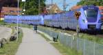 Dieser Zug von Sknetrafiken ,,Johan Jacob Dbelius und lakungen‘‘ im Verband, hat gerade den Bahnhof Ystad/Schweden Richtung Malm verlassen.