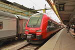 Nachschuss auf mtr express nach Göteborg am 02. Juli 2022 bei der Ausfahrt aus den Bahnhof Stockholm.
