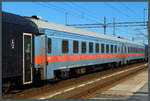Eingereiht in einen Regionalzug Stockholm - Uppsala ist der Großraumwagen B10 50 74 22-73 566-6 der SJ.