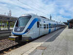 Stockholm Pendeltag Zug 6057 A1 steht in V�sterhaninge auf der Linie 43 nach Balsta bereit, 11.05.2026.