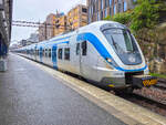 Stockholm Pendeltag Zug 6004 A2 steht in Solna auf der Linie 40 nach S�dert�lje Centrum, 12.05.2026.