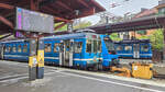 Stockholm Roslagsbanan Zug 145 auf der Linie 27 nach Ormsta neben Zug 720A auf der Linie 29 nach N�sbypark und Zug 143 auf der Linie 28 in Stockholms �stra, 12.05.2026.