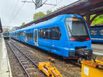 Stockholm Roslagsbanan Zug 720A auf der Linie 29 nach N�sbypark in Stockholms �stra, 12.05.2026.