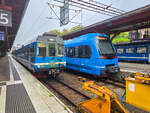Stockholm Roslagsbanan Zug 145 auf der Linie 28 steht neben Zug 720A auf der Linie 29 nach N�sbypark in Stockholms �stra, 12.05.2026.