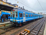 Stockholm Roslagsbanan Zug 148 auf der Linie 28S nach �stersk�r in Stockholms �stra, 12.05.2026.