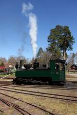 Fast 100 Jahre alt und in Top-Zustand präsentiert sich die Lok 2 vor der Fahrzeughalle in Ohs Bruk am 06.05.2017.