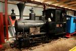Lok 5 der Ohsabahn in der Fahrzeughalle in Ohs Bruk am 06.05.2017. Die Lok stammt aus Deutschland, leider ist nur das Schild des Importeurs angebracht mit der Aufschrift  Orenstein & Koppel - Arthur Koppel AG, Generalagent i. Sverige Carl Ström, Stockholm . 