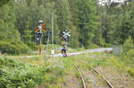 Dräsinefahrt auf der Schmalspurstrecke von Åseda nach Virserum. Nicht nur in Deutschland gibt es viele stillgelegte Eisenbahnstrecken. Auch in Schweden wurden seit den 1960er Jahren viele Verbindungen auf dem Land aufgegeben. Dass ein touristisches Potenzial in den rostenden und zuwuchernden Schienen schlummert, haben einige Kommunen und Vereine erst später erkannt.
Aufnahme: 18. Juli 2017.