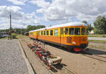 Schienenbus YBo5p 888 am Bahnhof Virserum. Der Zug fährt auf der Museumsbahn »Smalspåret« zwischen Virserum und Åseda. An den Bahnhöfen in Virserum und Åseda kann man auch Fahrraddräsinen leihen. Aufnahme: 18. Juli 2017.