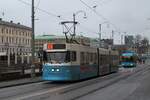 Fahrzeug 350 der Västtrafik Göteborg vom Typ ASEA/ABB M31 am 31.12.2022 in der Södra Hamngatan auf der Linie 6 (Länsmansgården ↔ Kortedala)