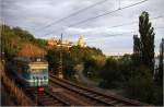 Nach kurzen Regenfllen kam die Sonne wieder raus - Tw 611 der Lidingbanan kurz nach der Ausfahrt aus der Haltestelle Torsvik.