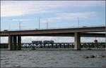 Flach über dem Wasser -    Lidingöbahn: Die Straßenbrücke zwischen Stockholm und Lidingö befindet sich auf höherem Niveau als die alte Bahnbrücke.