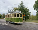 Am 02.10.2016 ist Triebwagen 20 der Museispårvägen Malmö (Museumsstraßenbahn Malmö) in Richtung Stadsbiblioteket unterwegs und gerade in den Kung Oscars väg eingebogen.