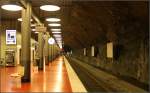 Station  Arlanda-Nord  -     Bei den Bahnhöfen tief unter dem Flughafen handelt es sich um einschiffige Felsgewölbe-Stationen.