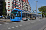 CAF Urbos AXL 468 mit der Werbung für die PIPI Langstrumpf, auf der Linie 7, fährt zur Haltestelle Nybroplan. Die Aufnahme stammt vom 31.05.2022.