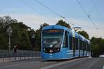  Stockholm, CAF Urbos AXL A35 WN 461 auf der Djurgårdsbron, 29.06.2016