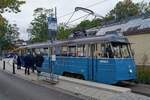 Triebwagen 333 der Djurgårdslinie zusammen mit dem B31C Nr. 618   Cafévagnen  am Haltepunkt  Waldemarsudde  am 29.9.2019 in Stockholm. 