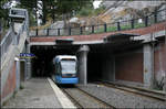 . Zwischen zwei Tunnels -

Tvärbanan, Station  Alvik . Die Stockholmer Stadtbahnlinie  Tvärbanan  (Querbahn) verbindet unter Umgehung der Innenstadt die westlichen Stockholmer Stadtteile mit den südlichen Stadtgebieten. Die Gesamtstreckenlänge beträgt derzeit 11,5 km, der Abschnitt Alvik - Liljeholmen ging am 1.6.2000 in Betrieb, das Mittelstück Liljeholmen wurde am 8.1.2000 eröffnet und am 14.8.2002 wurde die östliche Verlängerung nach Sikkla udde fertig. Am westlichen vorläufigen Endbahnhof  Alvik  kann zur Grünen Linie der T-Bana und zur Nockebybanan umgestiegen werden. Das Bild zeigt die Tunneleinfahrt nördlich der Haltestelle. 2013/14 wurde die Tvärbanan um ca. 6,6 km in die Kommunen Sundbyberg und Solna verlängert. Außerdem gibt es in diesem Tunnel einen Abzweig zum gemeinsamen Depot mit der Nockebybanan, das sich westliche der Station Alvik befindet. 

28.08.2007 (M)