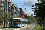 . Durch ein Neubauviertel -

Tvärbanan, Hammarby allé. Blick auf die Stadtbahntrasse in der Hammarby allé. Der Blick geht nach Osten. Die Tvärbanan erschließt auf ihrem östlichen Streckenteil ein großes Stockholmer Neubaugebiet (Hammarby sjöstad) im Bereich eines früheren Hafen- und Industriegelände. 

17.08.2007 (M)