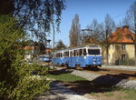 A24 304 und 305 der Nockebybanan sind im Mai 1988 kurz hintern der Station Klövervagen in Richtung Nockeby unterwegs. Seit 1952 hatte die Nockebybanan keine Verbindung mehr zum Stockholmer Straßenbahnnetz und überlebte wohl auch deshalb die Stilllegung im Zusammenhang mit der Umstellung des schwedischen Verkehrssystems von Links- auf Rechtsverkehr am 03.09.1967.