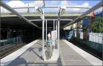 Grne und Rote Linien, Station  Gamla stan . Am sdliche Ende liegen die Bahnsteige dieser Station unter freiem Himmel. Im Anschlu fahren die Bahnen ber eine breite mehrgleisige Brcke flach ber dem Wasser ber den Sderstrm. Die Bahnsteige werden durch eine Fugngerunterfhrung erreicht. 19.8.2007 (Matthias)