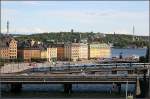 Grne und Rote Linien. Blick vom Aussichtspunkt Mariaberget auf Sdermalm zu den Brcken ber den Sderstrm. ber die zweigleisige Bahnbrcke im Vordergrund fahren alle Zge (einschlielich der S-Bahn  Pendeltg , sowie auch Gterzge), die von Sden kommen zum Stockholmer Hauptbahnhof bzw. weiter in die nrdlichen Gebiete. Durch den neuen Citybanen-Tunnel soll diese dicht befahren Strecke entlastet werden. Parallel zur Bahnbrcke verluft eine Hauptverkehrstrae, die den Stadtteil Sdermalm im Tunnel unterfhrt. Dahinter ist die U-Bahnbrcke zu erkennen. Neben den vier Streckengleisen nimmt die Brcke auch noch ein Abstellgleis auf. Vor dem grnen Djurgrden im Hintergrund ist ein Teil der Stockhomer Altstadt zu erkennen. Ganz links der Kagnstornet. 29.8.2007 (Matthias)