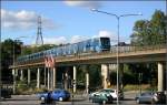 Rote Linie nach Ropsten, Talbrücke zwischen Gärdet und Ropsten - 

Nach der Station Gärdet steigen die Gleise bis zur Tunnelausfahrt weiter an. Auf einer langegezogenen Brücke wird ein Tal überquert um anschließend wieder in eine Tunnelstrecke unter einem Hügel zu verschwinden. 

27.08.2007 (M)