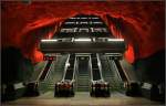 Blaue Linie nach Akalla, Station  Solna C  -     Blick zur Rolltreppenanlage dieser etwa 16 Meter unter dem Meerspiegel liegenden Haltestelle.