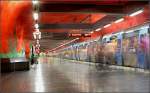 Blaue Linie nach Akalla, Station  Solna C  -     Die Farbe Rot dominiert in dieser Station.