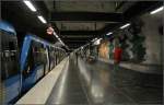 Blaue Linie nach Hjulsta, Station  Tensta  -     Blick in eine der Bahnsteig-Tunnelröhren.