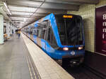 Stockholm Tunnelbana Zug 2228B auf der Linie 17 nach Skarpn�ck in Skanstull, 10.05.2026.
