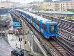 Stockholm Tunnelbana Zug 2019B auf der gr�nen Linie in Richtung H�sselby Strand kurz vor Gamla stan, 13.05.2026.
