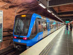 Stockholm Tunnelbana Zug 2136B auf der Linie 10 nach Hjulsta in Radhuset, 14.05.2026.