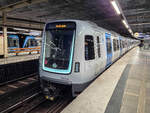 Stockholm Tunnelbana Zug 2365A2 auf der Linie 14 nach Fru�ngen in Gamla stan, 10.05.2026.