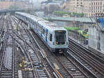 Stockholm Tunnelbana Zug 2321A2 auf der Linie 14 nach Fru�ngen kurz nach Gamla stan, 13.05.2026.